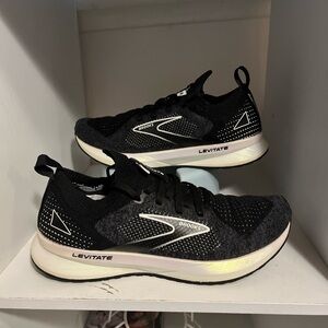 Brooks Levitate Stealthfit 5 Blk/White Running Shoes Womens Size 9